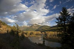 Uno scorcio del fiume Elk fotografato dalla città di Fernie, Montagne Rocciose, Canada.
