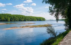 Uno scorcio del fiume Loira nei pressi di Angers, Francia. Antica capitale dell'Angiò, questa cittadina è situata nella Valle della Loira - © 299034908 / Shutterstock.com ...