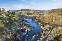 Uno scorcio del fiume Minho che scorre fra Spagna e Portogallo. Lungo 350 km, sfocia nell'Oceano Atlantico.
