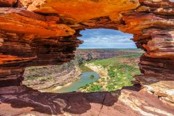 Uno scorcio del fiume Murchison dalla Nature's Window nel Kalbarri National Park, Western Australia. Nella fotografia, lo splendido arco naturale che sembra una finestra sul canyon. 
