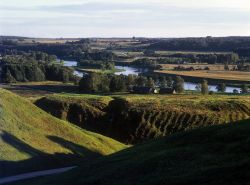 Uno scorcio del fiume Neris su cui si adagia la cittadina di Kernave, Lituania.
