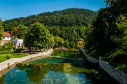 Uno scorcio del fiume Pliva nella città di Jajce, Bosnia e Erzegovina.
