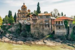 Uno scorcio del fiume Rioni a Kutaisi, Georgia. Sulle sue sponde si affacciano antichi palazzi e dimore d'epoca.

