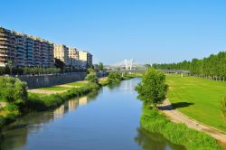 Uno scorcio del fiume Segre che attraversa la città di Lerida, Spagna. Lungo 265 km, nasce dal Pic du Sègre e sfocia nell'Ebro, di cui costituisce il maggior affleunte per ...