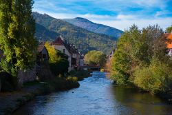 Uno scorcio del fiume Thur nel villaggio di Thann, Alsazia, Francia.

