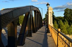 Uno scorcio del Ford Street Bridge al tramonto, Rochester, stato di New York.
