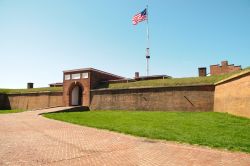 Uno scorcio del Fort McHenry National Monument di Baltimora, Maryland, con la bandiera americana.
