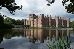 Uno scorcio del fossato e il Castello Herstmonceux nell'East Sussex (Inghilterra)