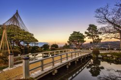 Uno scorcio del giardino di Kenrokuen a Kanazawa, Giappone. E' considerato uno dei più suggestivi paesaggi della città.



