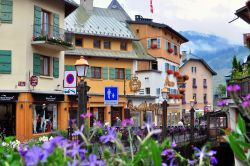 Uno scorcio del grazioso borgo montano di Megève, Alta Savoia, Corsica. Qui si trova uno dei comprensori sciistici più vasti di tutt'Europa - © Arsenie Krasnevs / Shutterstock.com ...