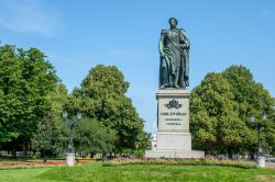 Uno scorcio del Karl Johans Park di Norrkoping (Svezia) con la scultura in bronzo dedicata al re - © Rolf_52 / Shutterstock.com