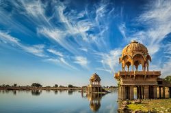 Uno scorcio del lago artificiale Gadi Sagar a Jaisalmer, Rajasthan, India. Dal XIV° secolo questo lago ha garantito l'approvvigionamento di acqua alla città prima di essere sostituito ...