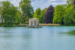 Uno scorcio del lago con padiglione al castello medievale di Fontainebleau, Francia. Costruito nel 1662, il piccolo edificio al centro del laghetto dista 55 km da Parigi.



