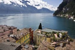 Uno scorcio del lago di Garda visto dall'alto dell'abitato di Riva del Garda, Trentino Alto Adige - © 80648326 / Shutterstock.com
