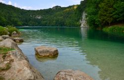 Uno scorcio del Lago di Lamar in Trentino, dove si può apprezzare li colore cristallino dell'acqua.