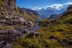 Uno scorcio del Lago di Louvie con il Grand Combin sullo sfondo, Verbier, Svizzera. I colori autunnali rendono questo paesaggio alpino ancora più pittoresco.




