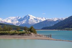 Uno scorcio del lago di Resia a Curon Venosta, Trentino Alto Adige. Situato a 1498 metri di altezza sul livello del mare, questo bacino alpino artificiale è il più grande della ...