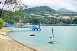  Uno scorcio del lago di Suviana in Emilia-Romagna: molto frequentato in estate qui si praticno sport acquatici, come canoa, cayak e vela, ma il lago è famoso tra i pescatori per ...