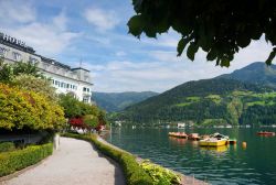 Uno scorcio del lago di Zell, Zell-am-See, con un hotel che vi si affaccia (Austria).

