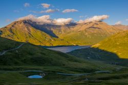 Uno scorcio del lago Mont-Cenis sul confine franco-italiano delle Alpi, Francia. Situato a 1974 metri sul livello del mare, è stato realizzato nel 1960 in seguito alla costruzione di ...