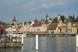 Uno scorcio del lago nella città di Lucerna, Svizzera. Le sue rive toccano il Canton Lucerna da cui deriva il suo nome.
