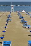 Uno scorcio del litorale deserto di Gabicce Mare in primavera, provincia di Pesaro e Urbino, Marche. Dalla torretta di controllo il bagnino osserva il mare e la spiaggia - © StockMySelf ...