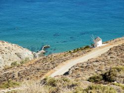 Uno scorcio del litorale di Anafi, Grecia. Quest'isola poco frequentata dai turisti si trova vicino a Santorini. Ha una storia di migliaia di anni e una forte tradizione religiosa come testimoniato ...