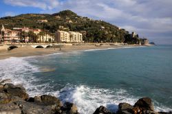 Uno scorcio del litorale di Finale Ligure, provincia di Savona, Liguria. Il Comune è situato sulla Riviera Ligure di Ponente fra i promontori di Caprazoppa e di Capo Noli - © Paolo ...