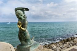 Uno scorcio del litorale roccioso di Sitges con la statua di una sirena, Catalogna, Spagna - © Boryana Manzurova / Shutterstock.com