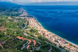 Uno scorcio del litorale siciliano dall'alto della strada di Forza d'Agrò, provincia di Messina. A ridosso del Capo Sant'Alessio, questo paesino si eleva a 420 metri di altezza. ...