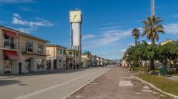 Uno scorcio del lungomare di Viareggio con la torre dell'orologio, Toscana. Ricostruita nel 1992, la torre ripropone abbastanza fedelmente l'orologio originale costruito nel secondo ...