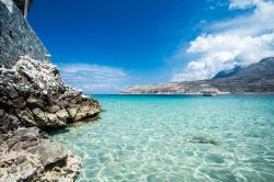 Uno scorcio del mar Mediterraneo e delle scogliere a Limeni, Peloponneso: qui l'acqua è trasparente e cristallina.

