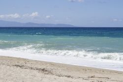 Uno scorcio del mare a Palmi, Calabria. Questa graziosa località della provincia di Reggio Calabria sorge sul Mar Tirreno a ridosso delle pendici del monte Sant'Elia su una sorta ...