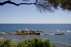 Uno scorcio del mare di Santa Maria Navarrese in Ogliastra, Sardegna - © trolvag, CC BY-SA 3.0, Wikipedia