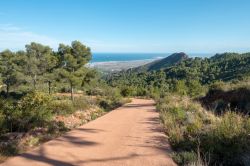 Uno scorcio del Mare Mediterraneo visto dal Deserto delle Palme a Benicassim, Spagna. Questo parco naturale è situato nella catena montuosa costiera nella regione di Plana Alta ed è ...