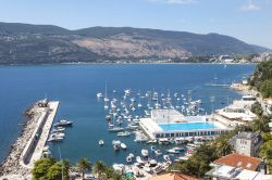 Uno scorcio del Mediterraneo durante l'estate a Herceg Novi, Montenegro. Il porto visto dall'alto con barche e yatch ormeggiati.
