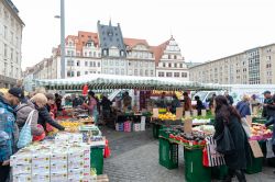 Uno scorcio del mercato alimentare ospitato in Marktplatz a Lipsia, Germania - © Gaid Kornsilapa / Shutterstock.com