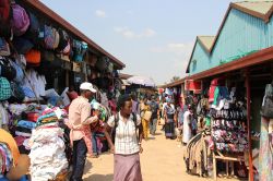 Uno scorcio del mercato Kimironko a Kigali, Ruanda: qui si possono comprare vestiti e oggetti di seconda mano - © Sarine Arslanian / Shutterstock.com