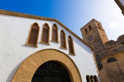 Uno scorcio del mercato municipale di Sant Abastos con il campanile della chiesa di San Bartolomeo a Javea, Spagna.
