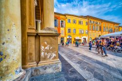 Uno scorcio del mercato settimanale che si svolge in Piazza Piccola a Reggio Emilia, Emilia Romagna.



