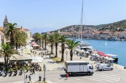 Uno scorcio del molo di Trogir, Croazia, con le palme affacciate sul mare - © TanyaRozhnovskaya / Shutterstock.com