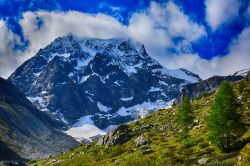 Uno scorcio del Monte Collon nei pressi di Arolla, Svizzera. Raggiunge i 3637 metri di altezza e si trova sopra l'abitato di Arolla. La prima spedizione che ne raggiunse la vetta avvenne ...