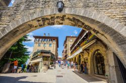 Uno scorcio del muro della fortezza Guaita a San Marino, Repubblica di San Marino. Fu costruita assieme alle altre due torri per difendersi dagli attacchi dei Malatesta di Rimini. E' documentata ...