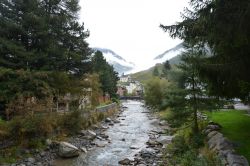 Uno scorcio del paesaggio di Andermatt, Svizzera, in una giornata nuvolosa.
