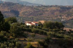 Uno scorcio del paese di Altomonte, Calabria. Situato in provincia di Cosenza, sorge su un promontorio a circa 455 metri sul livello del mare. Fa parte dei "borghi più belli d'Italia"  ...