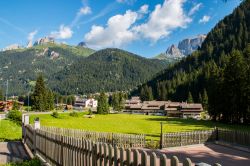 Uno scorcio del paesino di Canazei, Val di Fassa, Trentino Alto Adige. Nota località per il turismo invernale e quello estivo, Canazei è incastonata fra importanti gruppi dolomitici. ...