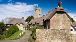Uno scorcio del paesino di Godshill e della chiesa sull'isola di Wight, Inghilterra. Questo grazioso villaggio, situato fra Newport e Ventnor, sorge nel sud-est dell'isola.
