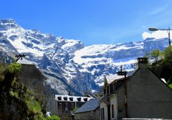 Uno scorcio del piccolo villaggio di Gavarnie nei Pirenei, sud della Francia. Situato nella regione dell'Occitania, questo borgo che conta poco più di cento abitanti è celebre ...