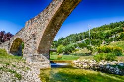 Uno scorcio del ponte a schiena d'asino di Modigliana, Emilia-Romagna