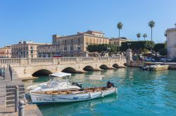 Uno scorcio del  ponte che collega l'isola di Ortigia al Siracusa in Sicilia - © Kapustin Igor / Shutterstock.com